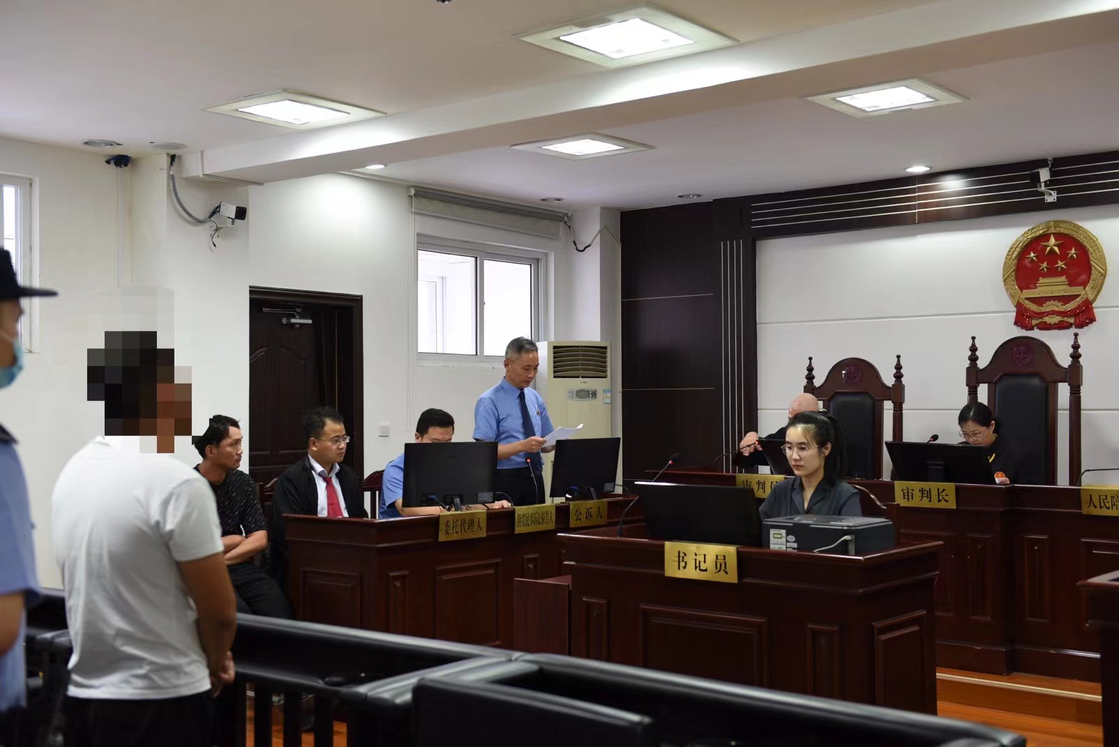 金湖縣院:周海波檢察長出庭公訴一起故意傷害致人重傷案 1.jpg